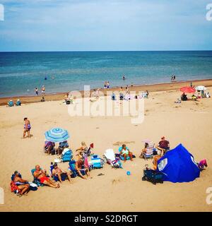 Spiaggia di Brackley in Prince Edward Island su un giorno di estate con una folla di gente che prendere il sole e nuotare Foto Stock