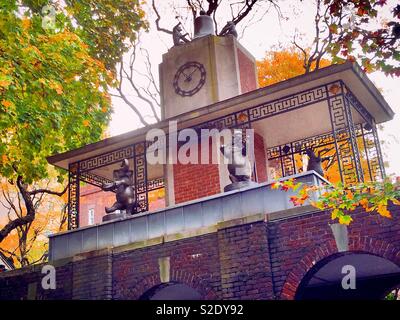 Orologio Delacorte allo zoo di Central Park, New York, Stati Uniti d'America Foto Stock