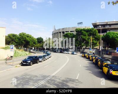 Taxi e auto parcheggiate in strada a stadio di calcio Camp Nou a Barcellona Spagna Foto Stock