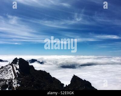 Escursionista sul bordo di un vulcano caldera Foto Stock