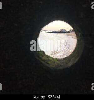 Vista della spiaggia a Westcliff on Sea, Regno Unito, attraverso lo spioncino Foto Stock