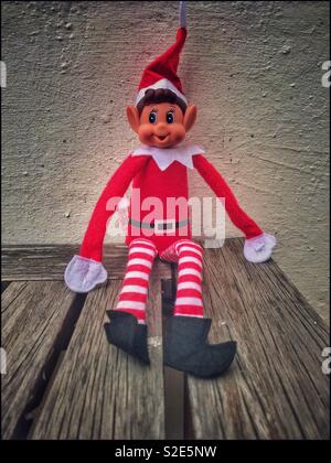 Naughty elf seduti su un tavolo di legno. Foto Stock