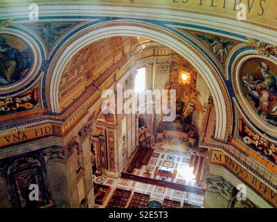 Vista dal di sopra della Basilica di San Pietro a Roma nella Città del Vaticano Foto Stock