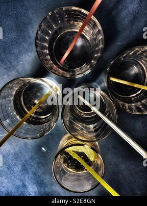 Vista di bicchieri con bevande e cannucce dall'alto Foto Stock