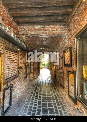 Un passaggio pedonale che conduce ad un cortile. Foto Stock