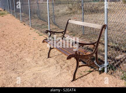 Usurati fissato da banco con catena e lucchetto in un parco pubblico in Alpine, Texas. Foto Stock