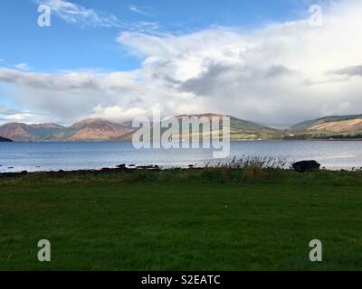 Le colline e le montagne del Firth of Clyde. Preso dal porto Bannatyne sull'Isle of Bute. Foto Stock