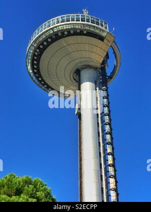 Osservando il Faro de Moncloa a Madrid, Spagna. Questo misuratore 92 elevata struttura consente delle vedute panoramiche di Madrid con la sua piattaforma di visualizzazione. A Madrid attrazione turistica. Foto © COLIN HOSKINS. Foto Stock