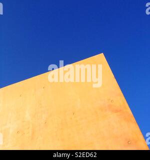 Oscurata la parete di calcestruzzo e cielo blu Foto Stock