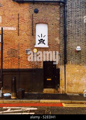 Divertente po' di arte di strada delle piastrelle sulla strada di Charlotte in Shoreditch, Londra, Inghilterra Foto Stock