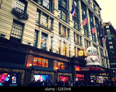 I grandi magazzini Macy in Herald Square durante le vacanze, NYC, STATI UNITI D'AMERICA Foto Stock