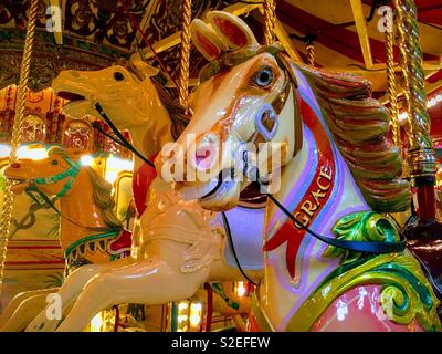 Cavalli sulla giostra vintage ride a Dingles Fiera Heritage Centre Foto Stock
