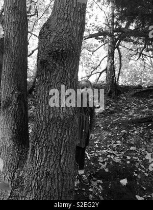 Ragazza nella foresta Foto Stock