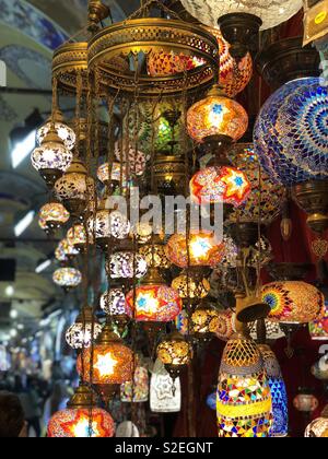 Mosaico ottomano lampade presso il Grand Bazaar e mercato, Istanbul, Turchia Foto Stock