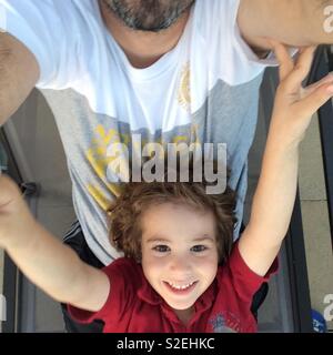 Sei anni vecchio ragazzo tenendo selfie con suo padre Foto Stock