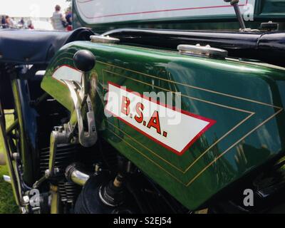 BSA classica motocicletta verde con il serbatoio del combustibile e il traslatore laterale Foto Stock