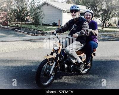 Disattivato foto di coppia senior su un dirt bike Foto Stock