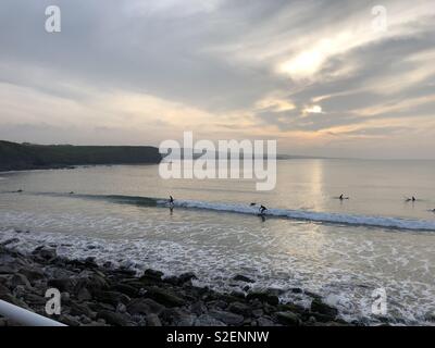 Inverno Surf, Wild Atlantic modo, Irlanda Foto Stock