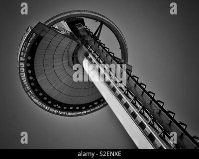 Una vista guardando fino al Faro de Moncloa torre di osservazione - una attrazione turistica di Madrid in Spagna. Vedute panoramiche sono possibili dal alla piattaforma di osservazione. Foto © COLIN HOSKINS. Foto Stock