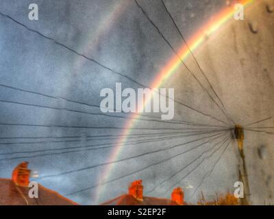 Rainbow su tetti Foto Stock