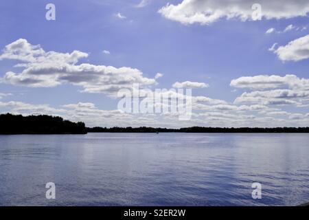 Nuvole sopra acqua calma Foto Stock