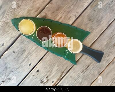 La birra artigianale campioni su un dispositivo di compressione Foto Stock