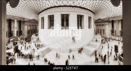 Una vista panoramica delle Great Court al British Museum di Londra, Inghilterra. Nel centro è la circolare sala lettura. Questo mondo famoso museo vanta l'ingresso gratuito. Credito foto - © COLIN HOSKINS. Foto Stock