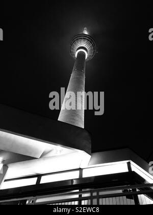 Immagine in bianco e nero della torre della TV di Berlino Foto Stock