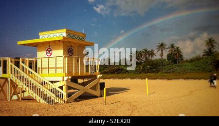 Casa bagnino con arcobaleno su Miami Beach, Florida Foto Stock