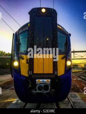 Classe Scotrail 385 Hitatchi treno di sunrise Foto Stock