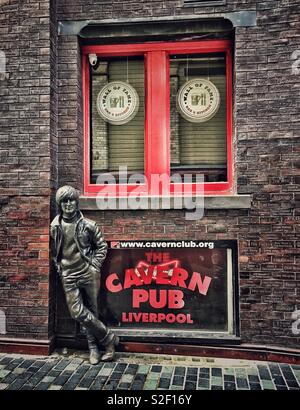 John Lennon statua al di fuori del Cavern Club di Liverpool, Merseyside, Regno Unito Foto Stock