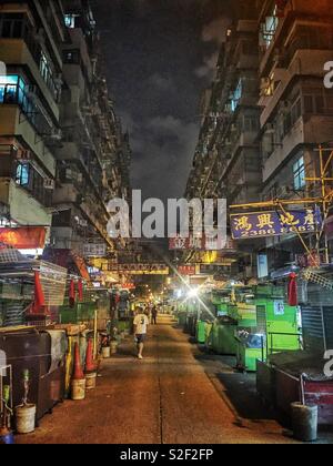 Una scena di strada di notte in Sham Shui Po, Kowloon, Hong Kong Foto Stock