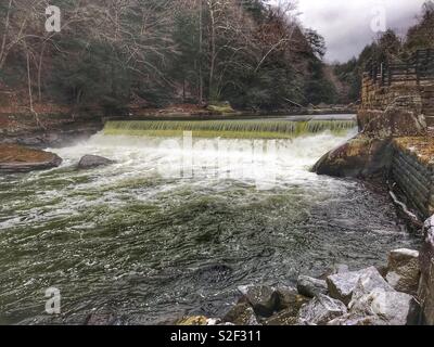 Diga Lowhead su terreni sdrucciolevoli Rock Creek in Pensilvania occidentale. Foto Stock