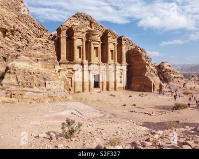 Il monastero, Petra, Giordania. La rosa rossa città scavata nella roccia dall'antica Nabataeans. Foto Stock