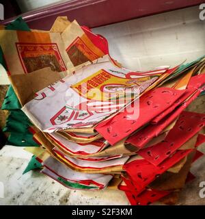 Joss carta, o 'ghost denaro", attende di essere bruciato come offerta agli antenati al di fuori dell'Hung Shing Tempio a Wan Chai, Isola di Hong Kong Foto Stock