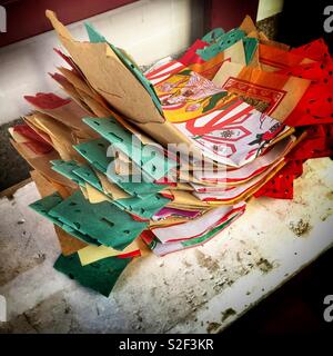 Joss carta, o 'ghost denaro", attende di essere bruciato come offerta agli antenati al di fuori dell'Hung Shing Tempio a Wan Chai, Isola di Hong Kong Foto Stock