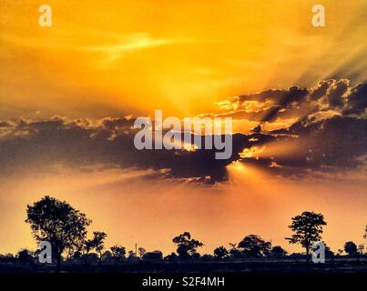 Raggi di Dio dal cloud Foto Stock