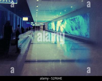 Grunge effetto sulla foto di Aeroporto di Charlotte-Douglas animate di parete video con i viaggiatori e spostando il marciapiede Foto Stock