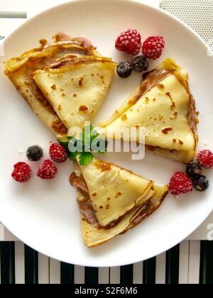 Piatto di frittelle di yogurt con lamponi e frutti di bosco Foto Stock