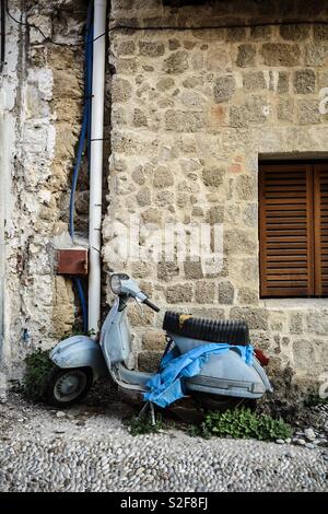 Vecchio scooter da qualche parte in Grecia Foto Stock