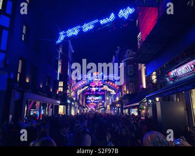 Pranzo Carnaby Street con luci di Natale a dicembre 2018 Foto Stock