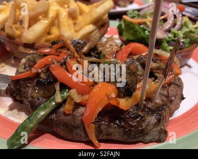 Mezzo raro steak & cheesy chips Foto Stock