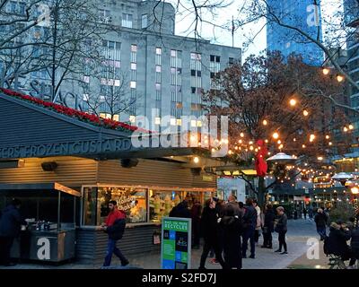 I clienti del decorate luminosamente shake shack ristorante a Madison Square Park durante la stagione di Natale, New York City, Stati Uniti d'America Foto Stock