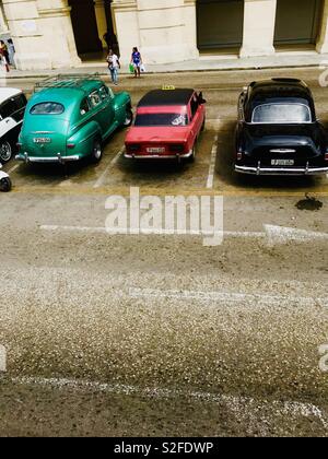 Classic Taxi parcheggiato fino al centro della città di Havana Cuba Foto Stock