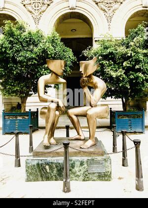 La bellissima contemporanea scultura in bronzo dal titolo 'La Conversación' si affaccia su Plaza San Francisco de Asísi, realizzata dall artista francese Etienne, Havana Cuba Foto Stock