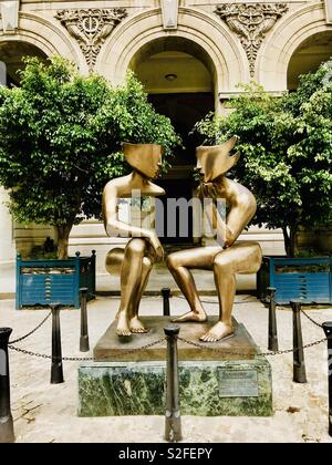 La bellissima contemporanea scultura in bronzo dal titolo 'La Conversación' si affaccia su Plaza San Francisco de Asísi, realizzata dall artista francese Etienne. Foto Stock