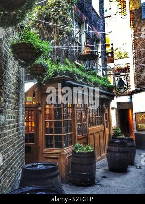 Ye Olde Mitre Tavern, costruito nel 1773, nelle stradine di Holborn, Londra Foto Stock