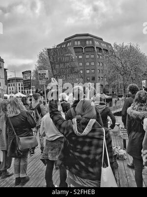 Una donna che tiene un cartello aloft a una dimostrazione contro l elezione di Donald Trump come presidente degli Stati Uniti a Bristol, Regno Unito il 12 novembre 2016 Foto Stock