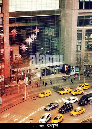 Taxi schierate al di fuori di Time Warner Center ingresso in Columbus Circle, New York City, Stati Uniti Foto Stock