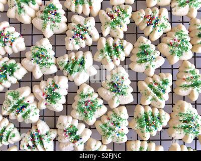 Spritz cookies sul filo di un raffreddamento per rack Foto Stock